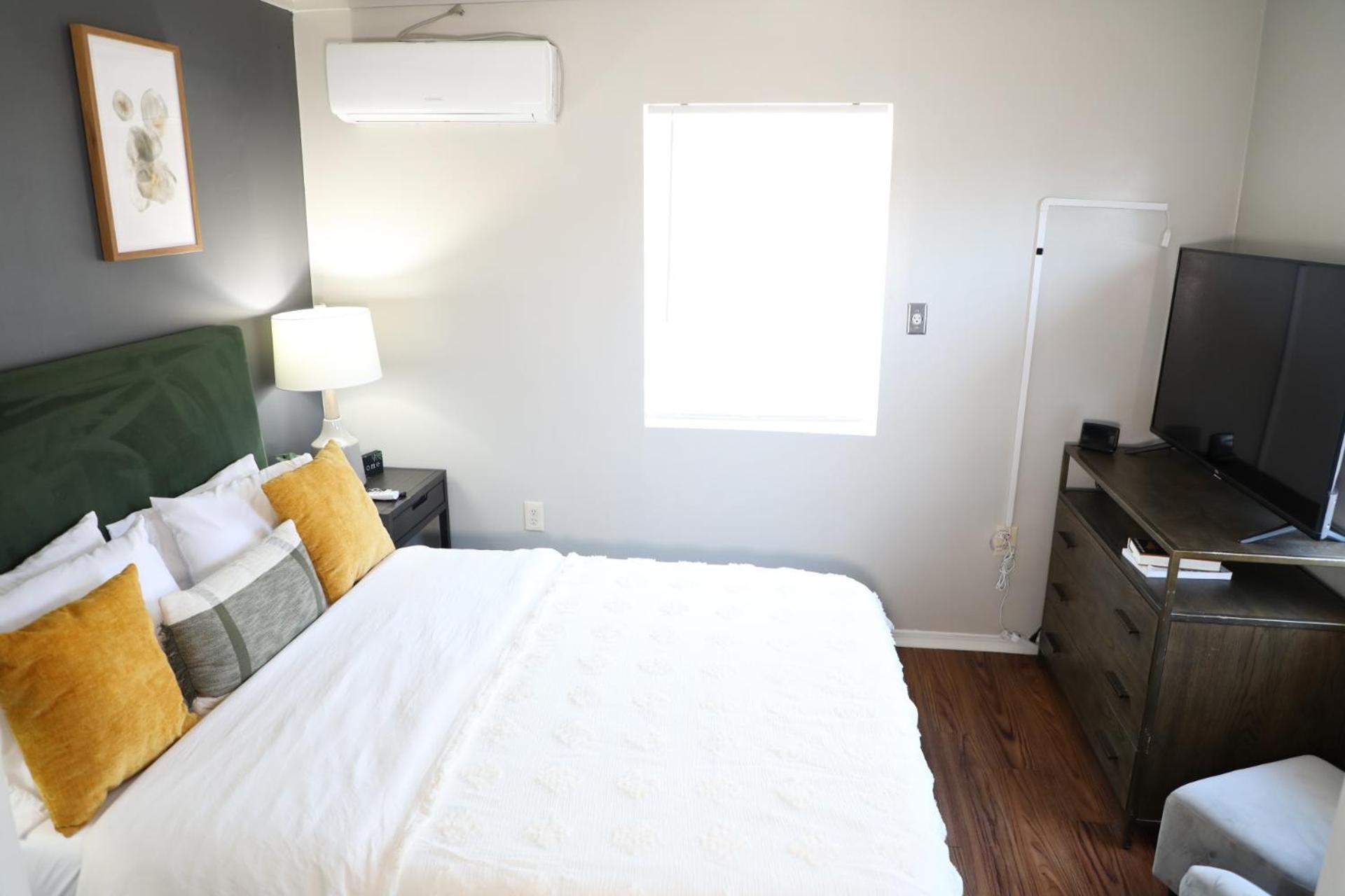 Cozy With Wifi And Ac In Fabulous Guest house *