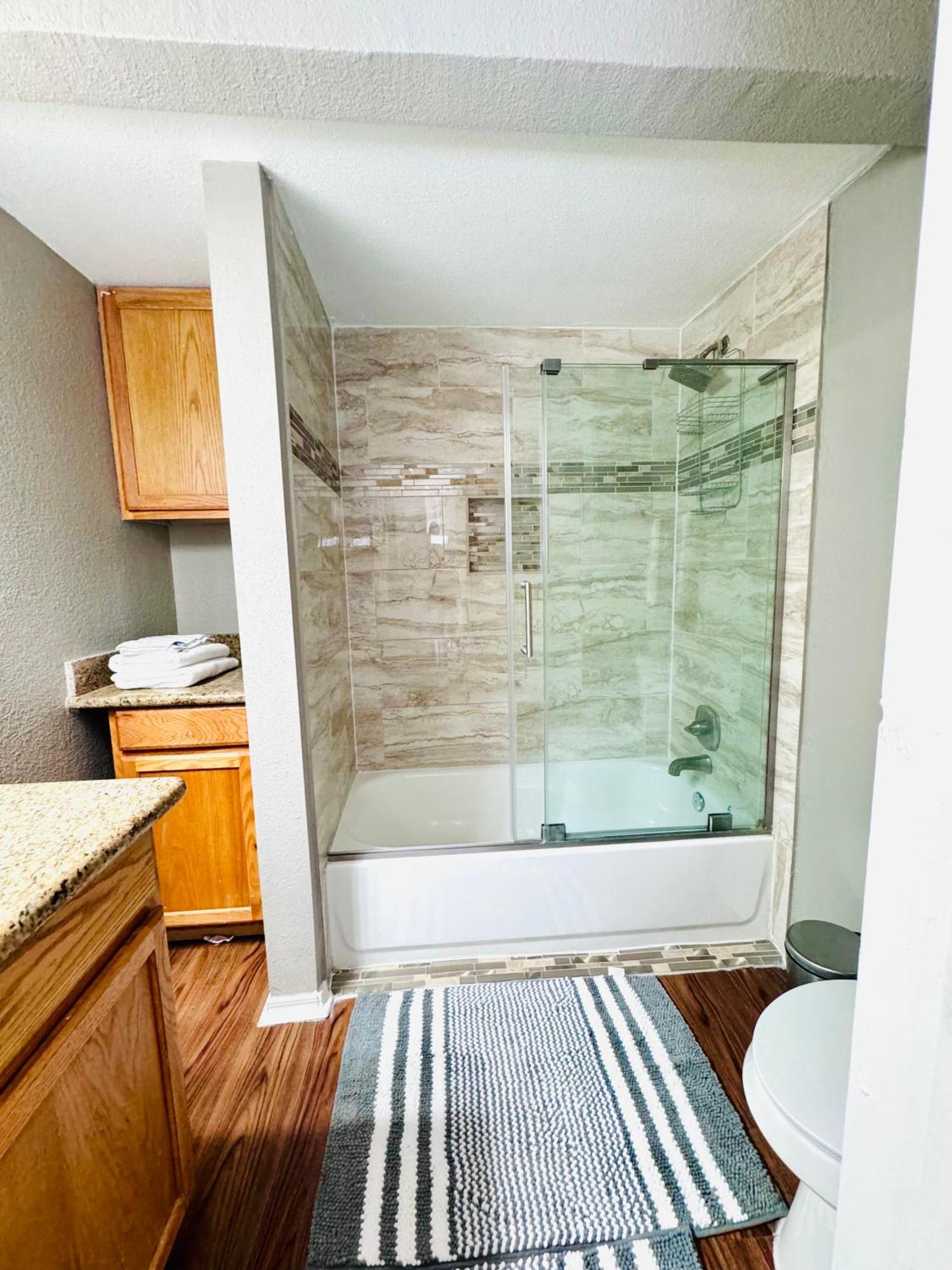 Guest house Cozy With Wifi And Ac In Fabulous Houston