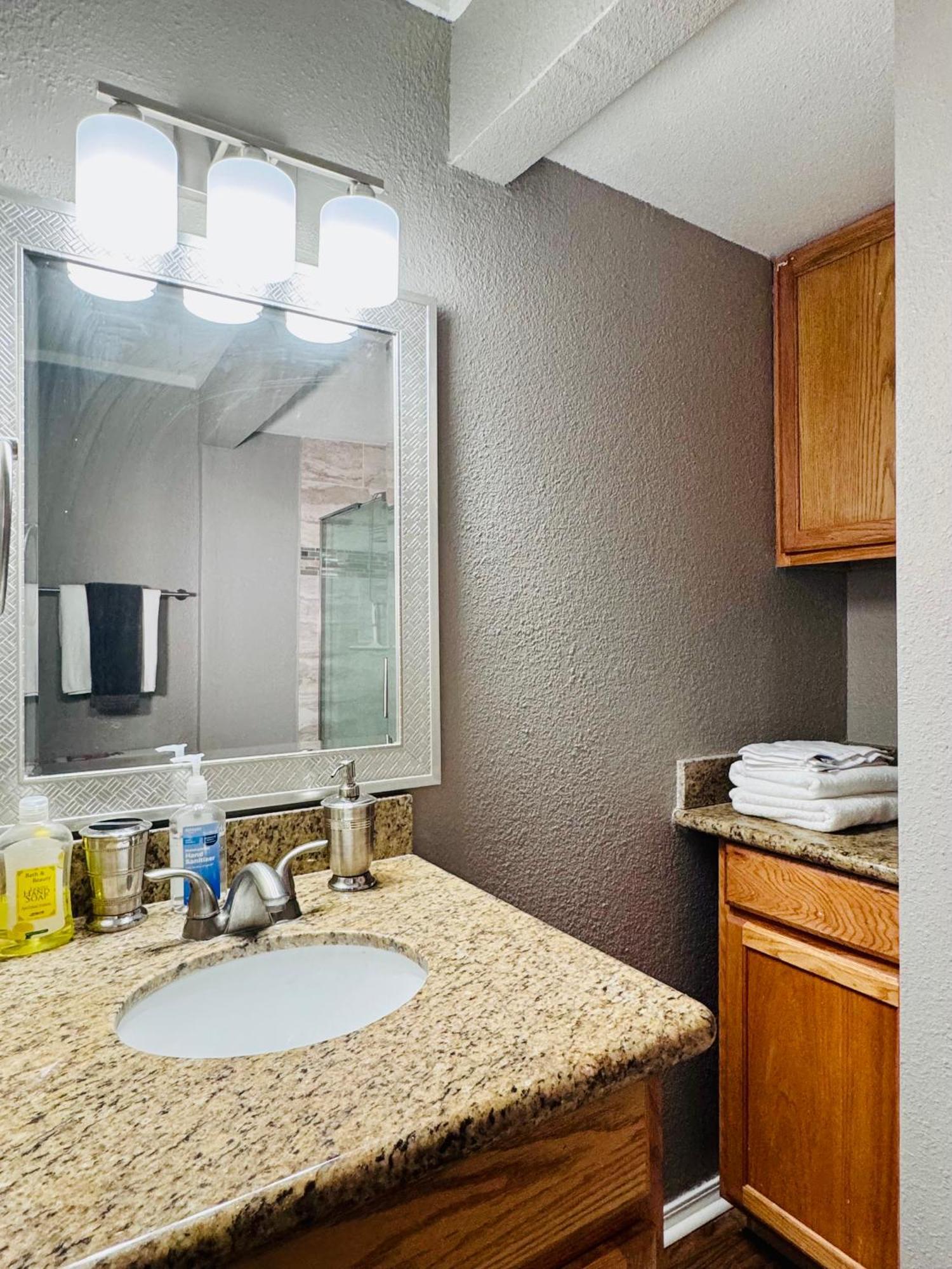 Cozy With Wifi And Ac In Fabulous Houston
